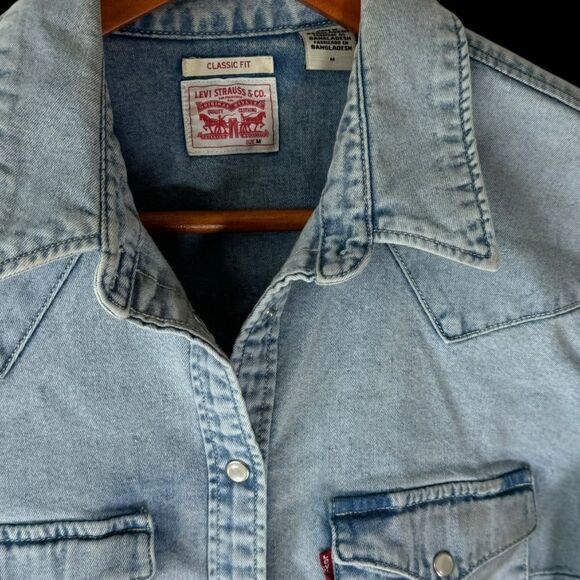 Wrangler Pearl Button Snap Front Light Wash Denim Shirt Sz M - Picture 3 of 7